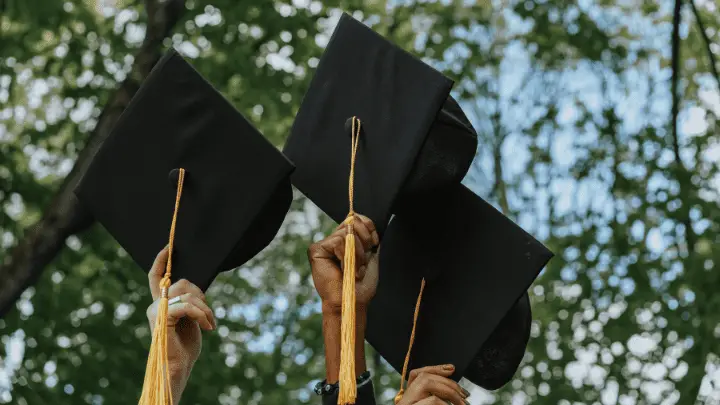 Reasons why graduates wear a graduation cap - lmshero